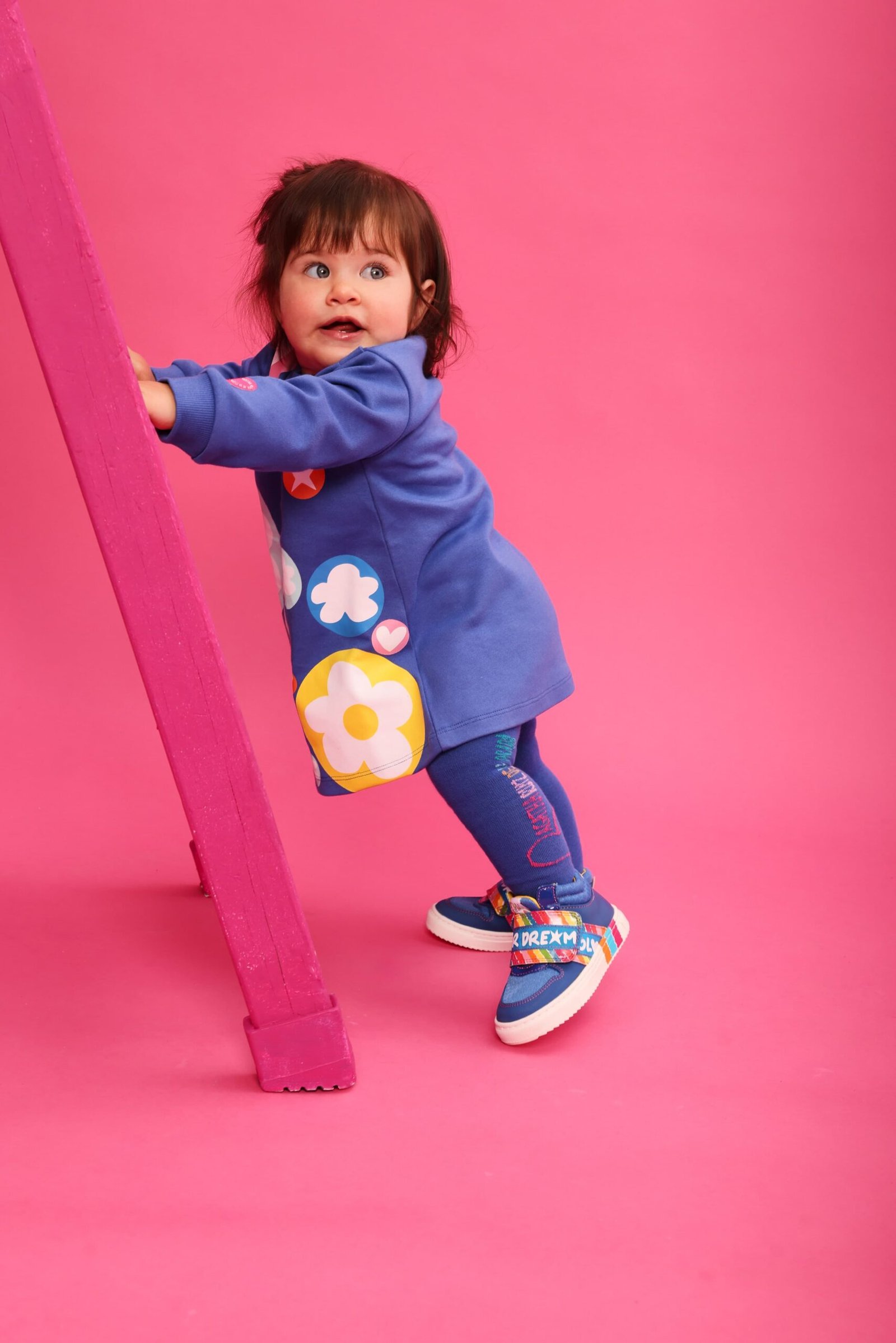 Παιδικό σετ μπλε φόρεμα με πολύχρωμα σχέδια και καλσόν Agatha Ruiz De La Prada - Image 4